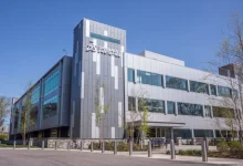 Siège de Dassault Systèmes, façade vitrée, illustrant la baisse en Bourse après l’ajustement des objectifs 2025.