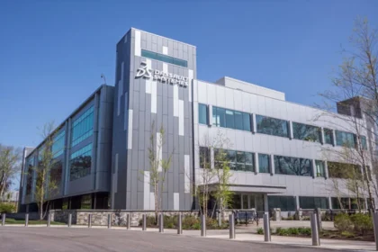 Siège de Dassault Systèmes, façade vitrée, illustrant la baisse en Bourse après l’ajustement des objectifs 2025.