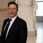 Elon Musk dans un hall officiel, annonce de Grokipedia par xAI face à Wikipedia
