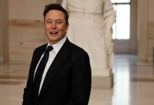 Elon Musk dans un hall officiel, annonce de Grokipedia par xAI face à Wikipedia