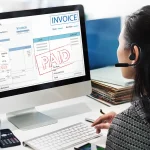 Femme travaillant sur un ordinateur affichant une facture payée, illustrant un logiciel de facturation pour TPE.