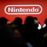 Logo Nintendo sur fond rouge pendant un événement public