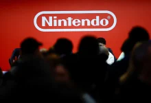 Logo Nintendo sur fond rouge pendant un événement public