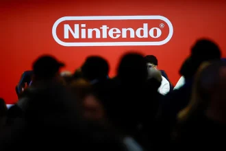 Logo Nintendo sur fond rouge pendant un événement public