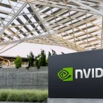 Logo Nvidia sur le campus de l’entreprise, actualité GPU et xAI autour d’un montage proche de 20 milliards
