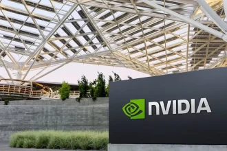 Logo Nvidia sur le campus de l’entreprise, actualité GPU et xAI autour d’un montage proche de 20 milliards