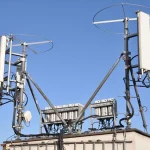 Antenne relais mobile sur toit, illustration panne Free et coupure fibre en Haute Savoie