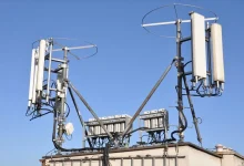 Antenne relais mobile sur toit, illustration panne Free et coupure fibre en Haute Savoie