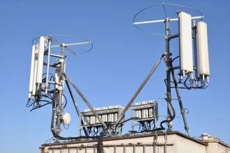 Antenne relais mobile sur toit, illustration panne Free et coupure fibre en Haute Savoie