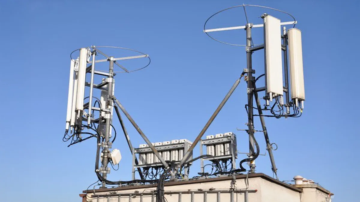 Antenne relais mobile sur toit, illustration panne Free et coupure fibre en Haute Savoie