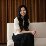 Jeune femme assise souriante, associée à une startup d’intelligence artificielle vidéo Pika