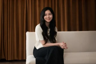 Jeune femme assise souriante, associée à une startup d’intelligence artificielle vidéo Pika