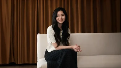 Jeune femme assise souriante, associée à une startup d’intelligence artificielle vidéo Pika