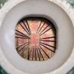 Gros plan sur une puce électronique intégrée sur un circuit imprimé.