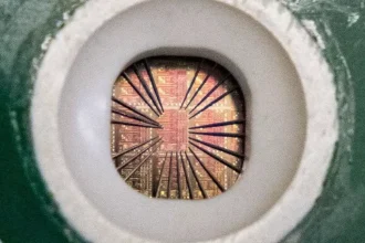 Gros plan sur une puce électronique intégrée sur un circuit imprimé.