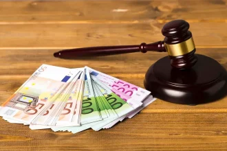 Maillet de juge posé à côté de billets en euros, illustrant la régulation du découvert bancaire.