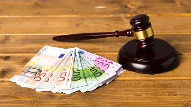 Maillet de juge posé à côté de billets en euros, illustrant la régulation du découvert bancaire.