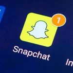 Snapchat sur smartphone, icône avec badge 1 près de Facebook et Instagram, contexte code c14a et panne de connexion.