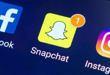 Snapchat sur smartphone, icône avec badge 1 près de Facebook et Instagram, contexte code c14a et panne de connexion.