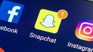 Snapchat sur smartphone, icône avec badge 1 près de Facebook et Instagram, contexte code c14a et panne de connexion.