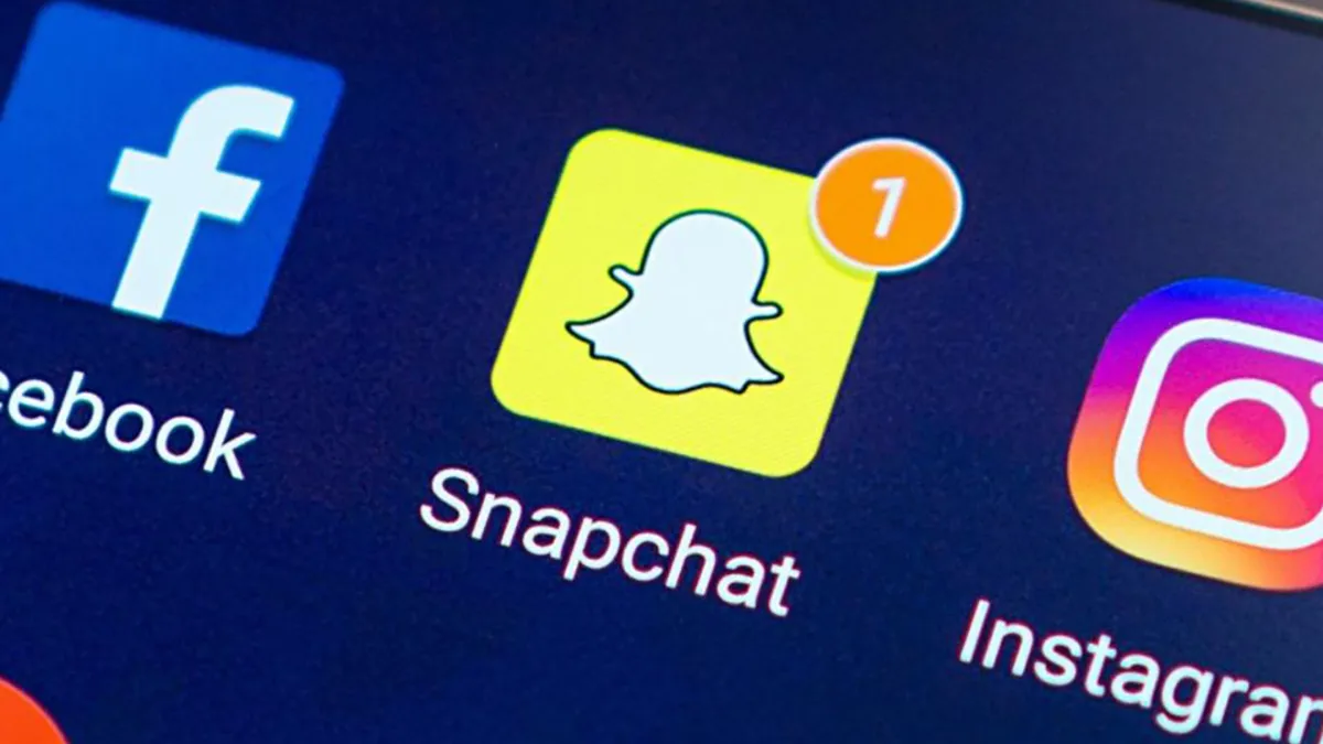 Snapchat sur smartphone, icône avec badge 1 près de Facebook et Instagram, contexte code c14a et panne de connexion.