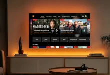TV d’Orange sur téléviseur Philips Titan OS, écran d’accueil en direct et replay, halo Ambilight éclairant le mur du salon