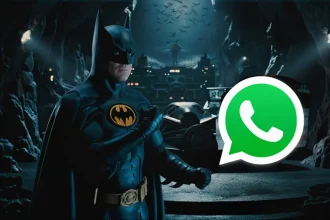 Batman dans la Batcave à côté du logo WhatsApp, illustrant la personnalisation de l'application pour activer le mode Batman.