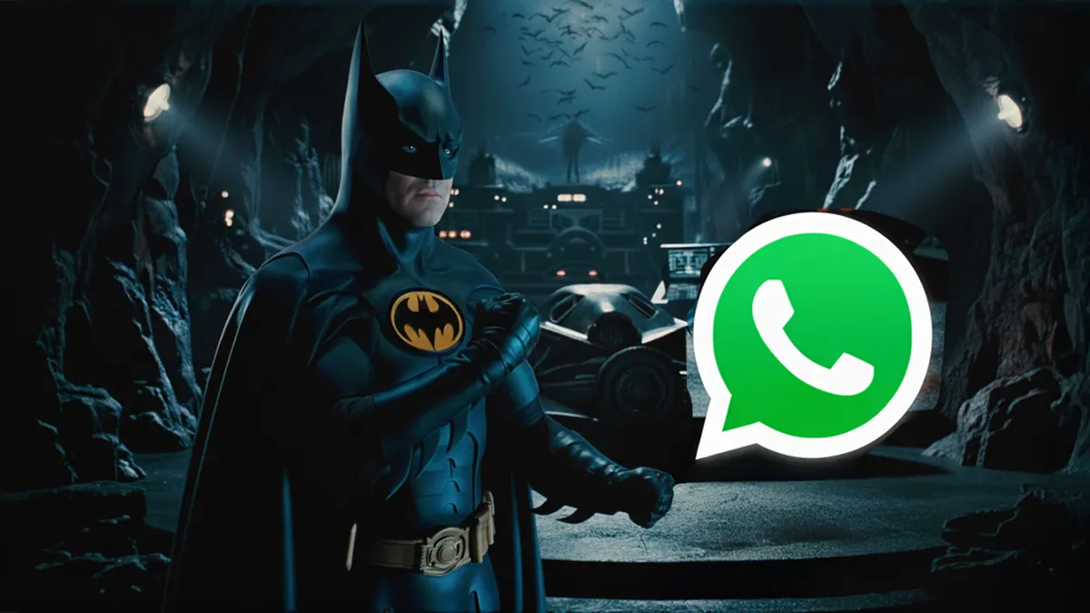 Batman dans la Batcave à côté du logo WhatsApp, illustrant la personnalisation de l'application pour activer le mode Batman.