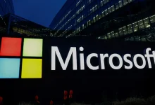 Logo Microsoft devant le siège, focus sur Windows 11 Copilot et ses nouvelles fonctions