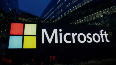 Logo Microsoft devant le siège, focus sur Windows 11 Copilot et ses nouvelles fonctions
