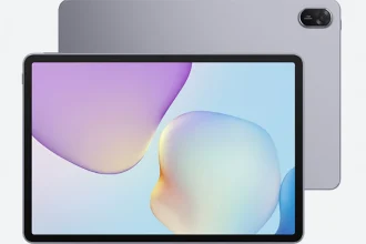 Montre connectée Huawei GT6 avec cadran vert et bracelet assorti sur fond clair.