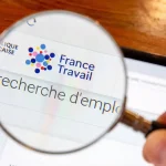 Loupe sur une page France Travail, illustrant le calendrier de paiement chômage 2026 et les démarches d’actualisation.