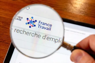 Loupe sur une page France Travail, illustrant le calendrier de paiement chômage 2026 et les démarches d’actualisation.