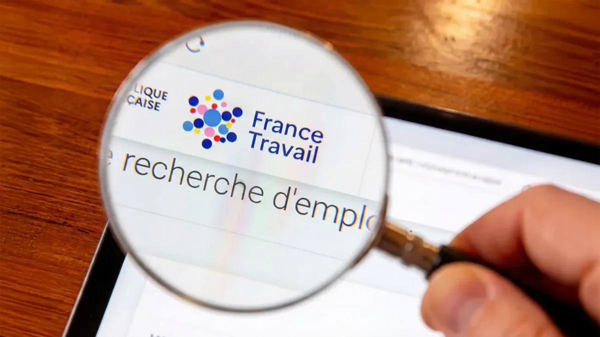 Loupe sur une page France Travail, illustrant le calendrier de paiement chômage 2026 et les démarches d’actualisation.