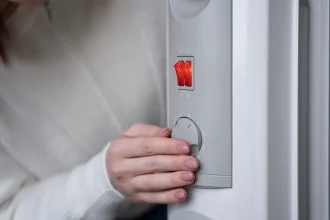 Réglage manuel d’un radiateur électrique domestique illustrant le pilotage de la température de chauffage et la question des 19 °C.