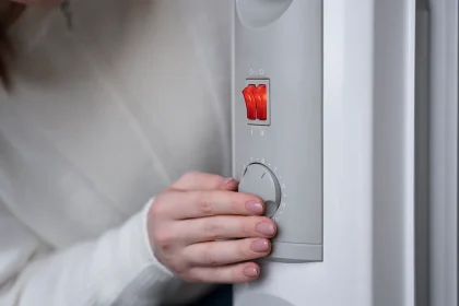 Réglage manuel d’un radiateur électrique domestique illustrant le pilotage de la température de chauffage et la question des 19 °C.