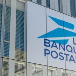 Façade d'un bâtiment administratif affichant le logo de La Banque Postale sur une surface vitrée