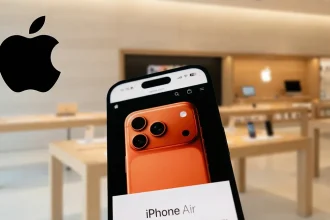 iPhone tenu en main dans un Apple Store affichant une publicité pour l'iPhone Air avec logo Apple en superposition