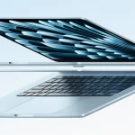 MacBook Air bleu clair en lévitation, vu de profil ouvert et fermé, affichant l'écran brillant et le clavier.