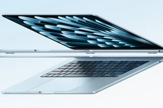 MacBook Air bleu clair en lévitation, vu de profil ouvert et fermé, affichant l'écran brillant et le clavier.