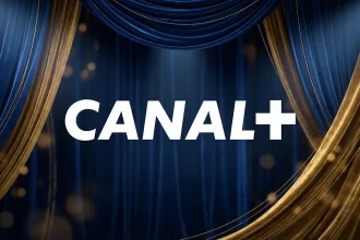 Logo CANAL+ sur des rideaux de scène bleus et dorés, illustration du plan de service Canal+.