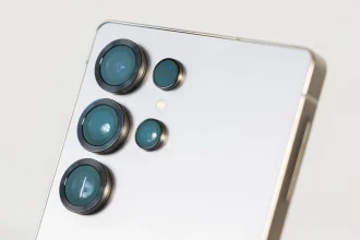 module photo arrière du Samsung Galaxy S26 Ultra avec quatre capteurs circulaires alignés verticalement