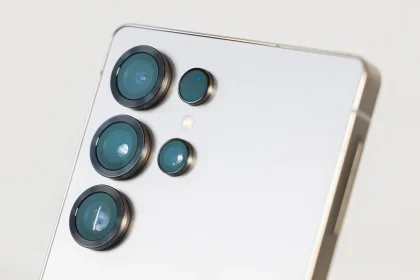 module photo arrière du Samsung Galaxy S26 Ultra avec quatre capteurs circulaires alignés verticalement