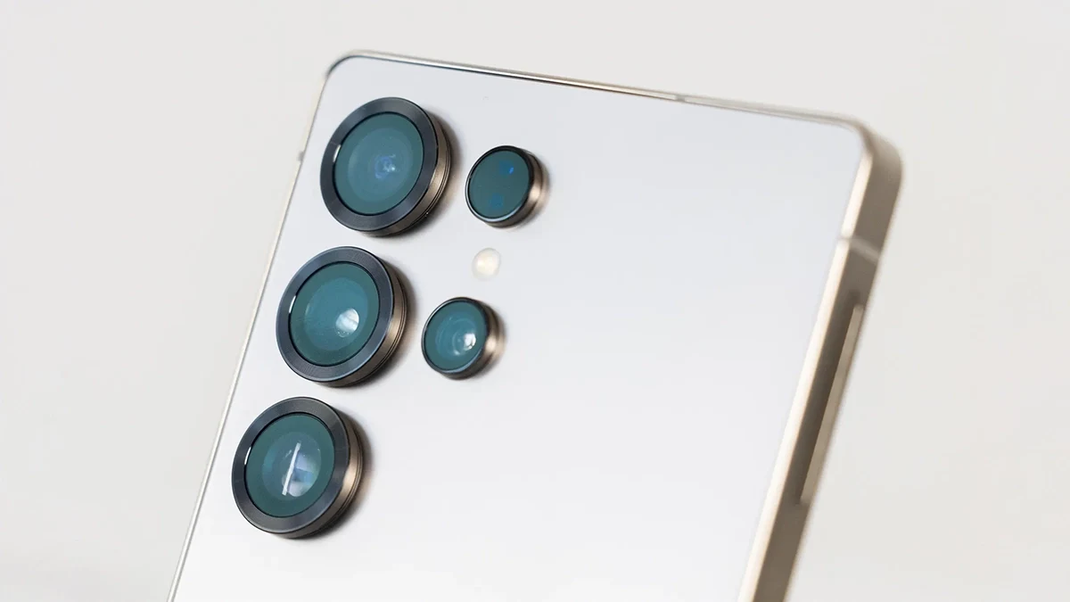 module photo arrière du Samsung Galaxy S26 Ultra avec quatre capteurs circulaires alignés verticalement