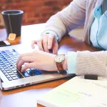 utilisateur travaillant sur un ordinateur portable pour sécuriser ses données lors de la navigation en ligne