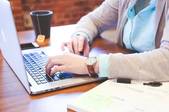 utilisateur travaillant sur un ordinateur portable pour sécuriser ses données lors de la navigation en ligne