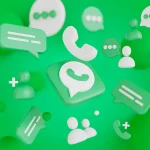 Rendu 3D incluant le logo WhatsApp et diverses icônes de communication flottant sur un fond vert.