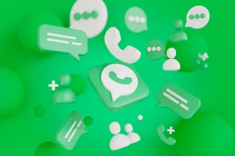 Rendu 3D incluant le logo WhatsApp et diverses icônes de communication flottant sur un fond vert.