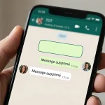 Conversation WhatsApp sur un smartphone affichant deux bulles avec la mention Message supprimé